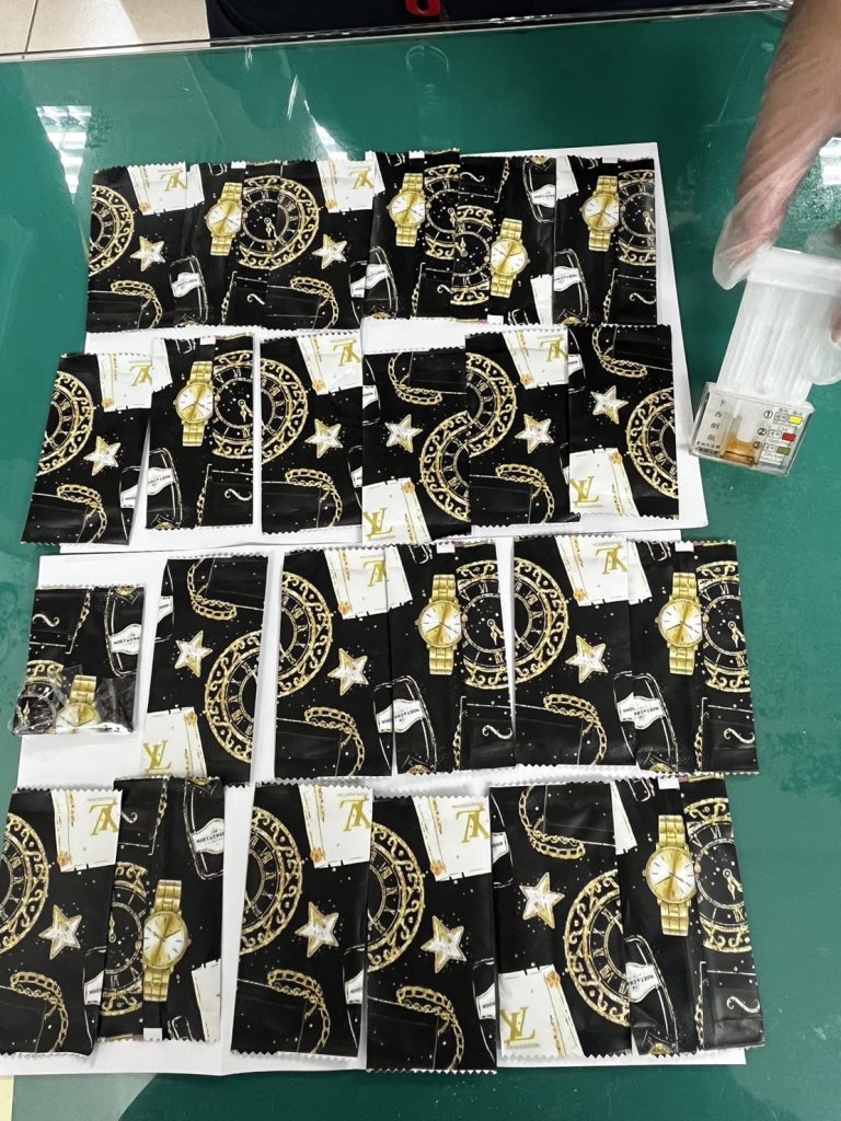 遭查獲之毒果汁包。（記者林金聖翻攝）