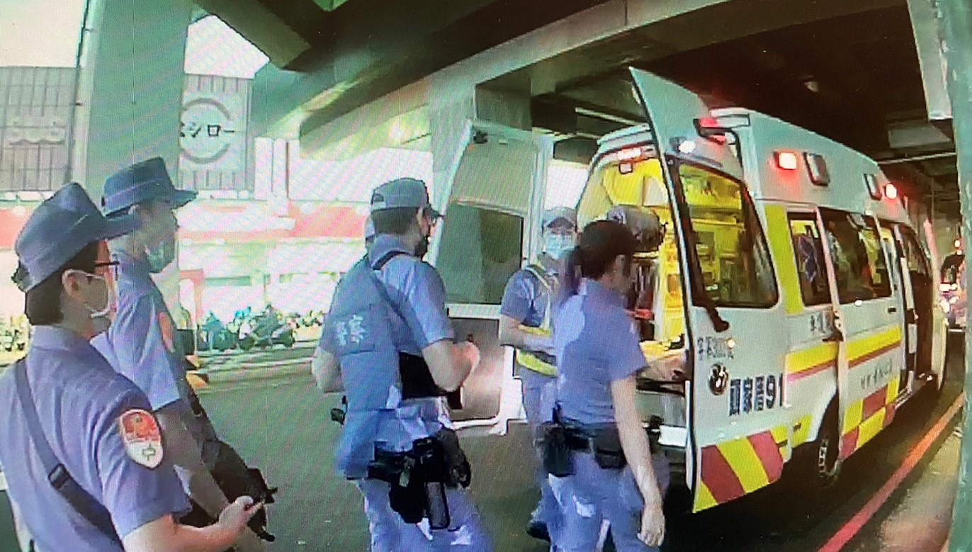 警方立即通報消防局救護人員到場，期間女警劉倚婷協助女子失禁問題進行初步的清潔工作。（圖/記者江雁武翻攝）