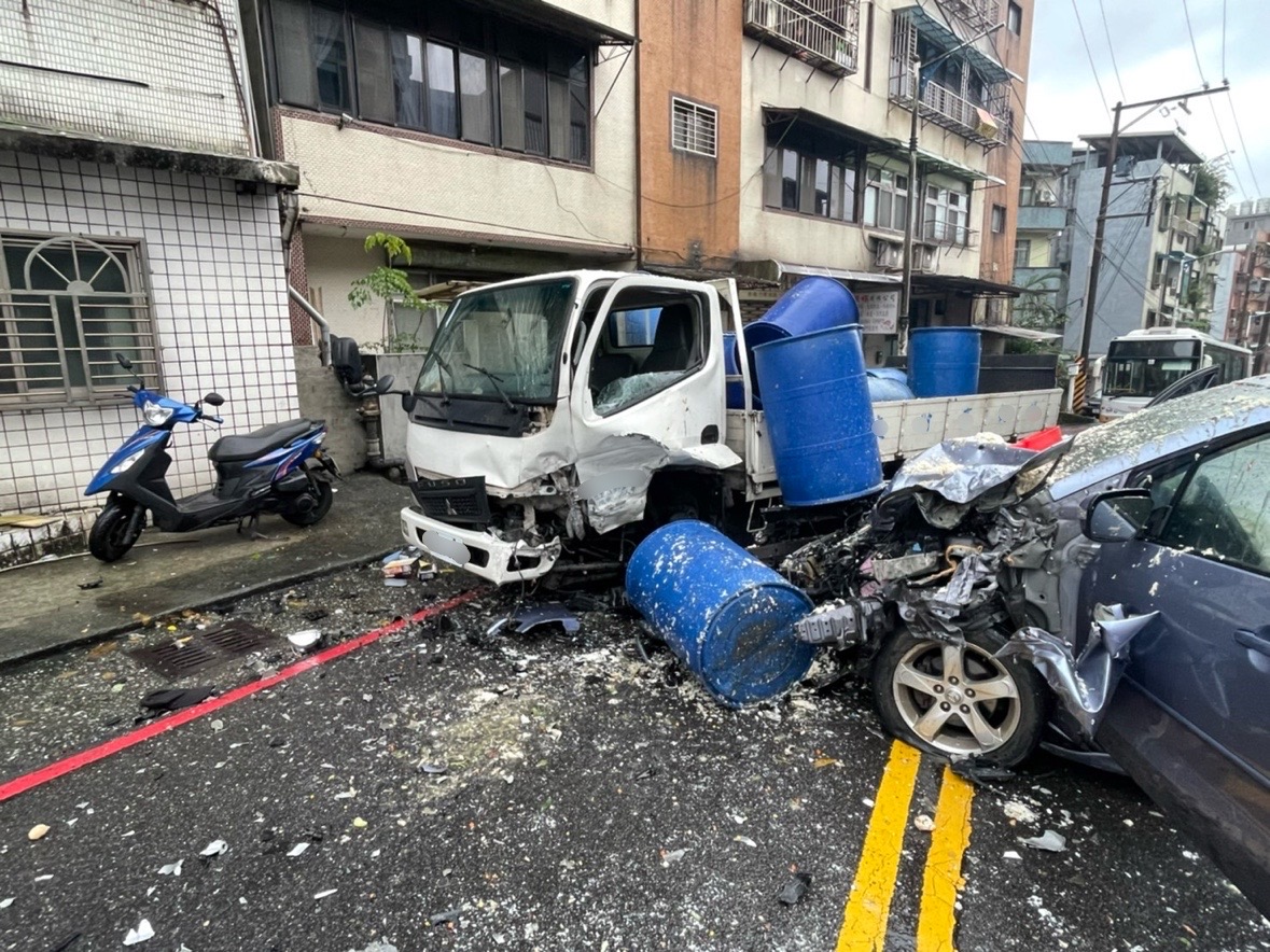 員警處理交通事故現場。（記者薛秀蓮翻攝)