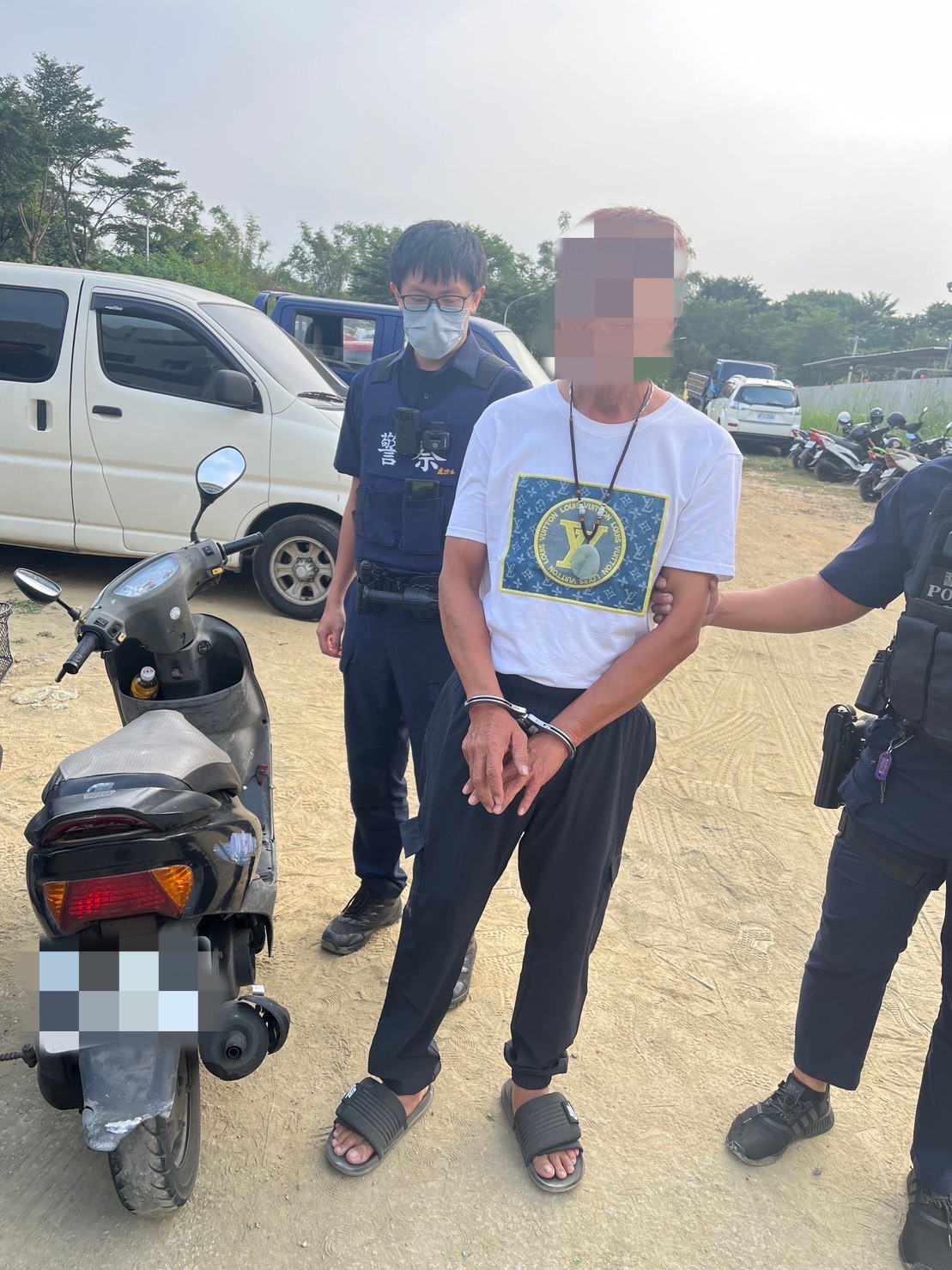 不會保佑你！男先拜拜再偷神明6萬金牌 怕被查還要友幫忙賣 這下兩人都進警局