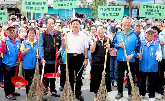 徐榛蔚、傅崐萁偕500環保志工熱情掃街、淨灘　打造清淨美麗花蓮