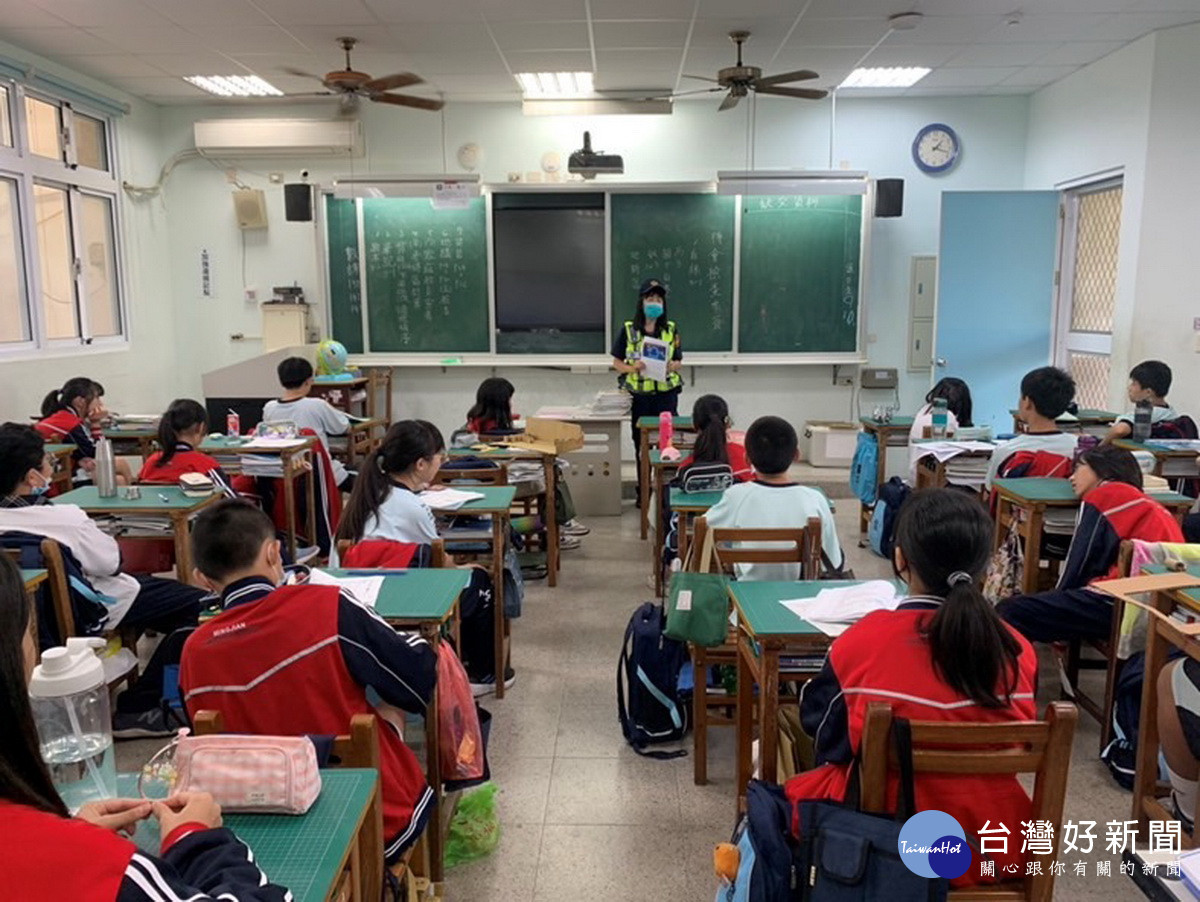 南投分局進入學校與同學面對面提醒大家防詐。（南投分局提供）