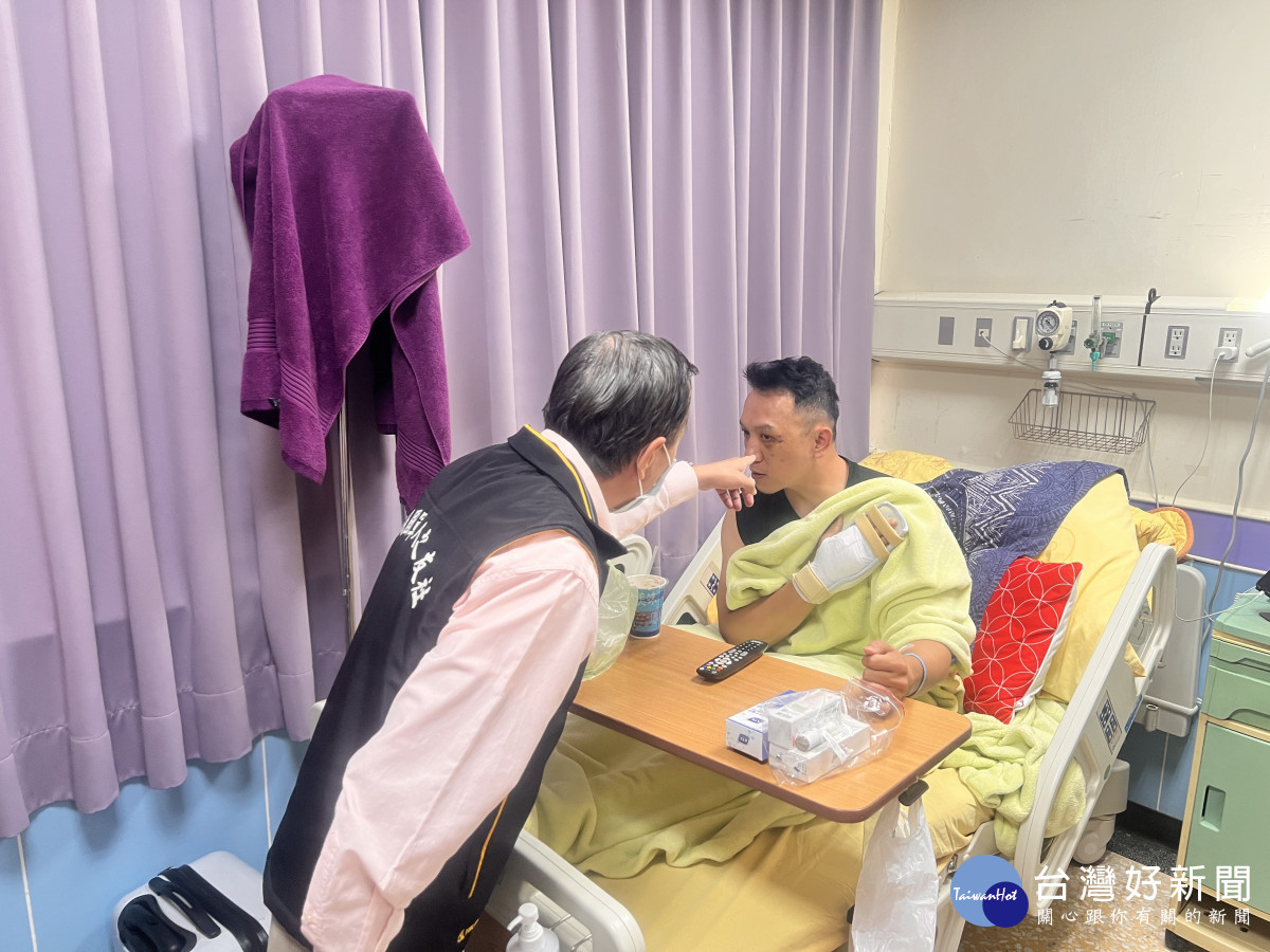 國軍士官長遭迫砲子母彈炸傷 軍友社偕同文定美食董事長前往慰問