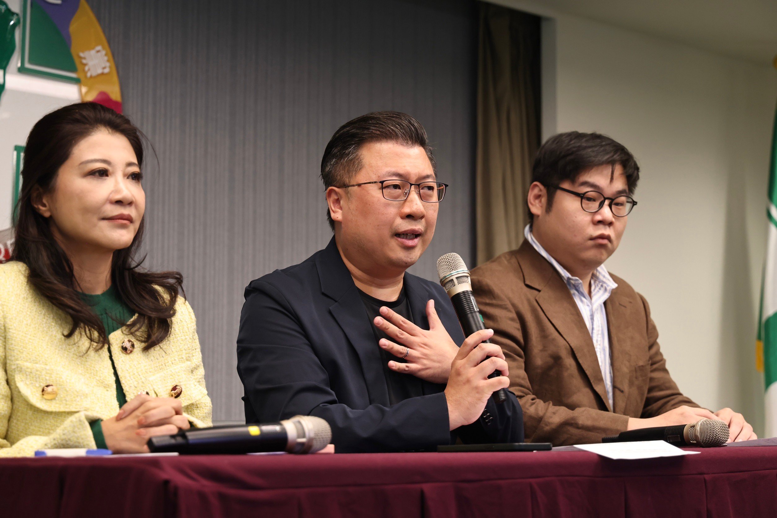 遭控喝花酒,民進黨發言人張志豪(中)立即舉行記者會反擊。林啟弘攝