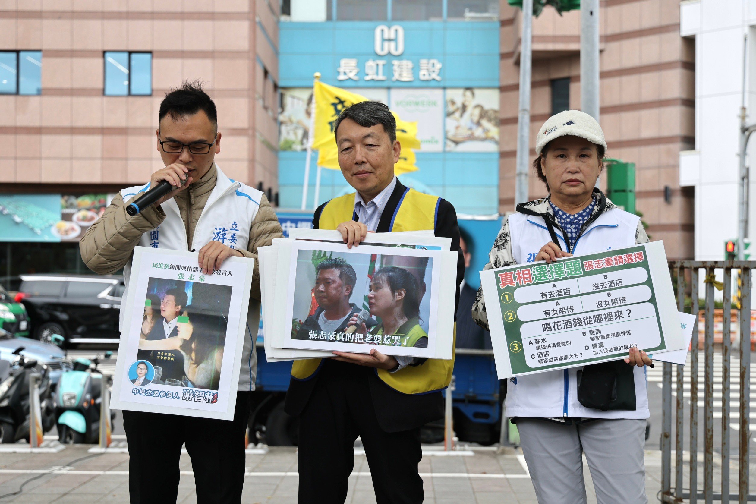 游智彬14日指控,民進黨發言人張志豪上酒店極樂,身旁有爆乳辣妹。林啟弘攝