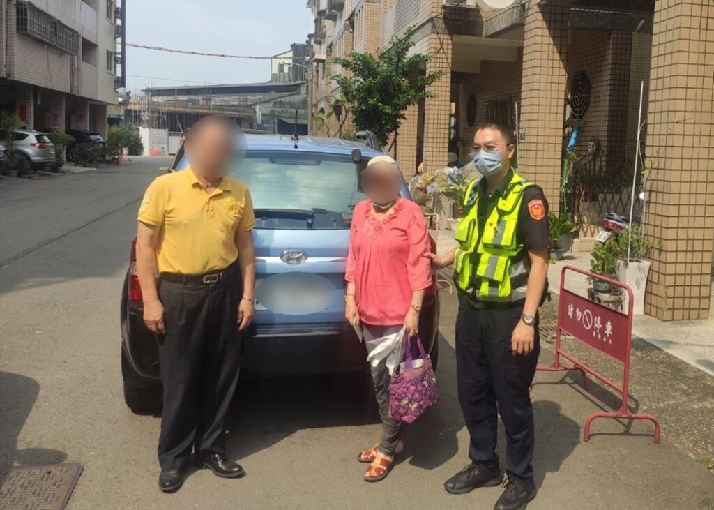 ▲圖說：原來婦人忘記弟弟陪同前來就醫，對於員警促成姊弟團圓也表示感激 （圖／台中市政府提供）
