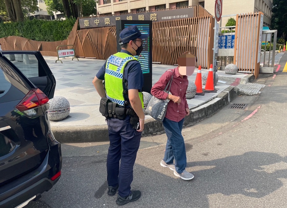 ▲圖說:員警護送「領百萬鈔」的孫姓阿嬤返回西屯區的醫院 (圖/台中市政府提供)