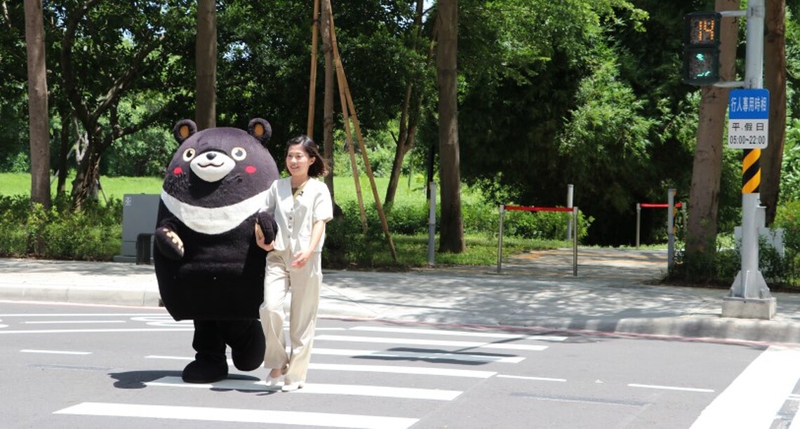 高市府發言人周璟瑜攜手「高雄熊」拍攝交通安全短片 強化用路人交通安全觀念