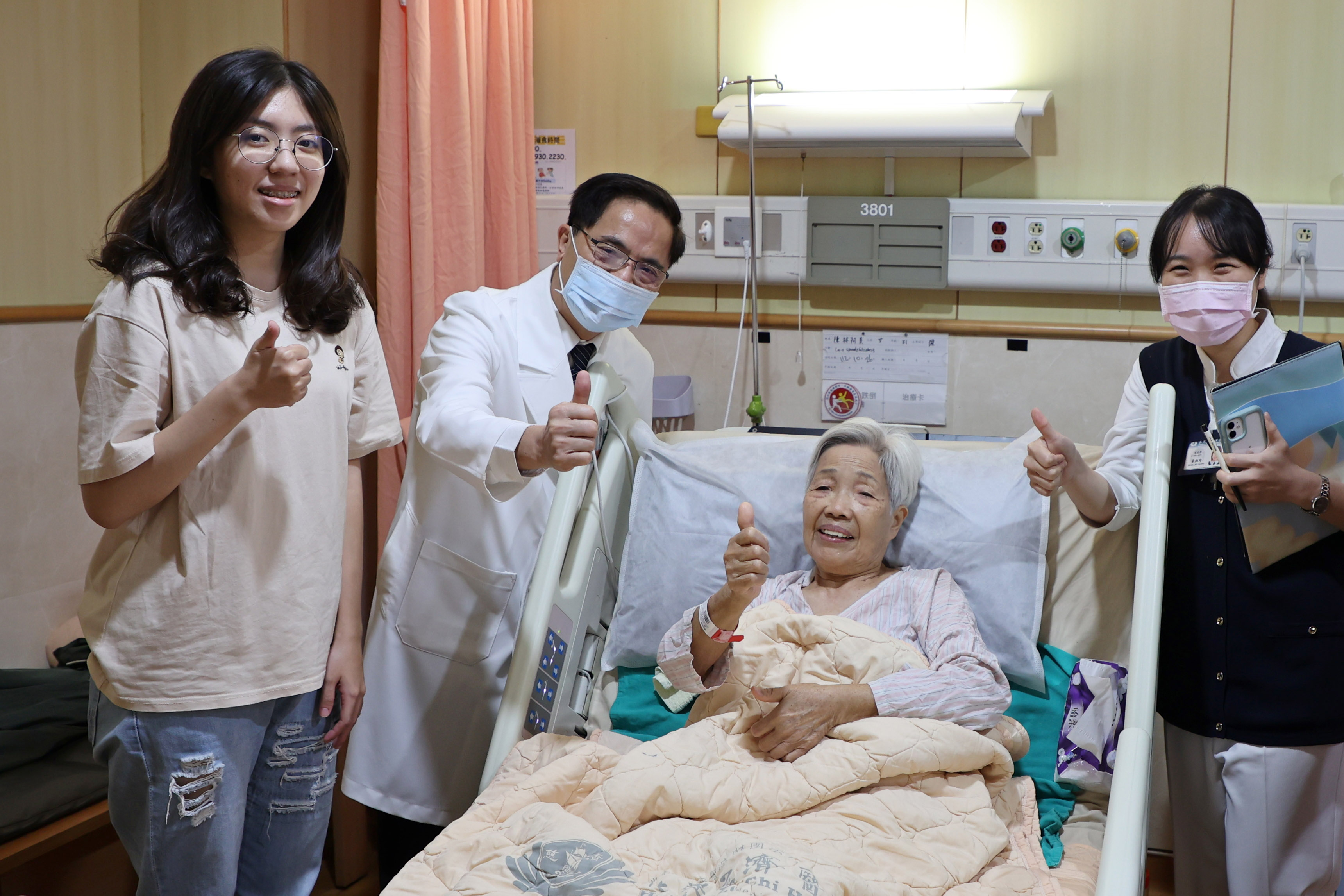 林欣榮院長(左二)至病房探視因準備出院而精神很好的郭奶奶,並與孫女(左一)、專師黃湘玲(右一)開心合影。
