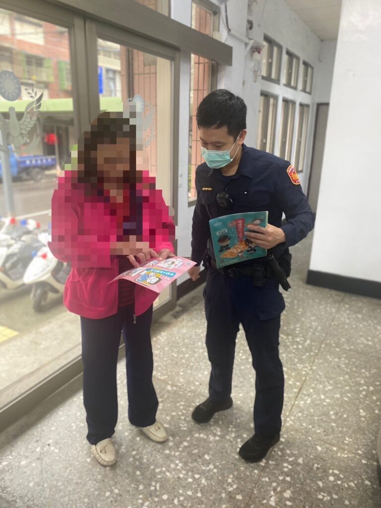 警方發放宣傳單講解識詐、阻詐、防詐小技巧。