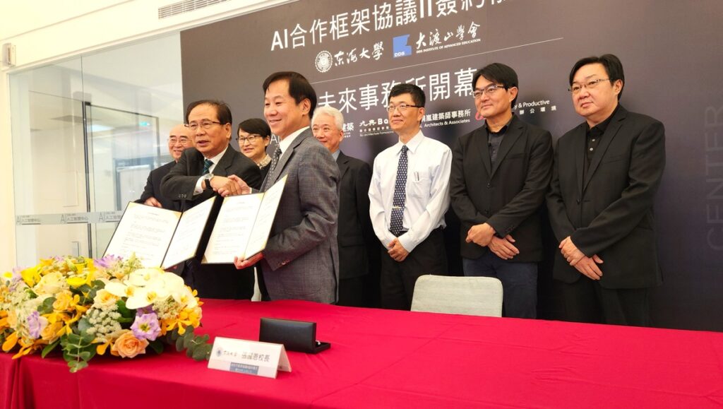 東海大學攜手大渡山學會簽訂AI第二期計畫。(陳惠玲攝影)