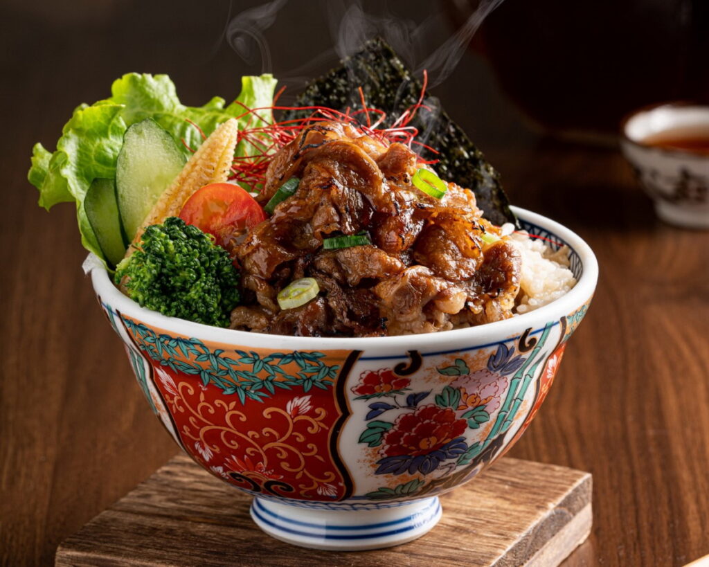 宮本武丼人氣野牛丼,澎湃130g火烤美味肉山,以直火快準疾烤1.5mm牛肉薄片,曾創下單月破萬碗銷售量