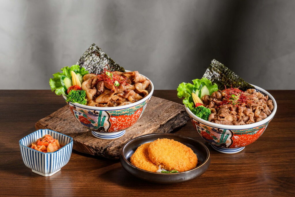 宮本武丼兩款人氣燒肉丼,左起作州野豬、宮本野牛丼,擁有業界同級丼飯最大份量,收服肉控味蕾