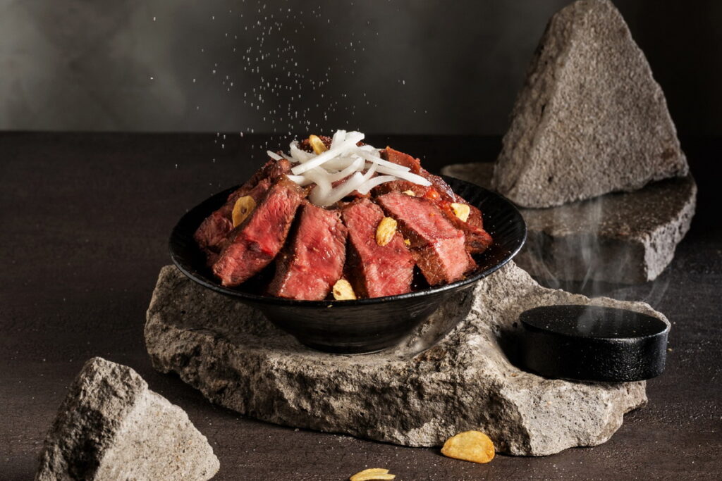 歡慶南投埔里門市開幕,推出全新極上大勢牛排丼,用餐還附加熱石,定價460元