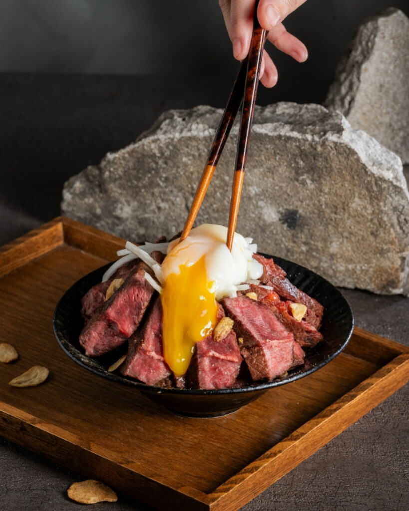 極上大勢牛排丼大份量8.8盎司沙朗牛排,以簡單豪邁的烹調方式,更顯牛排美味,各種吃法皆有不同美味