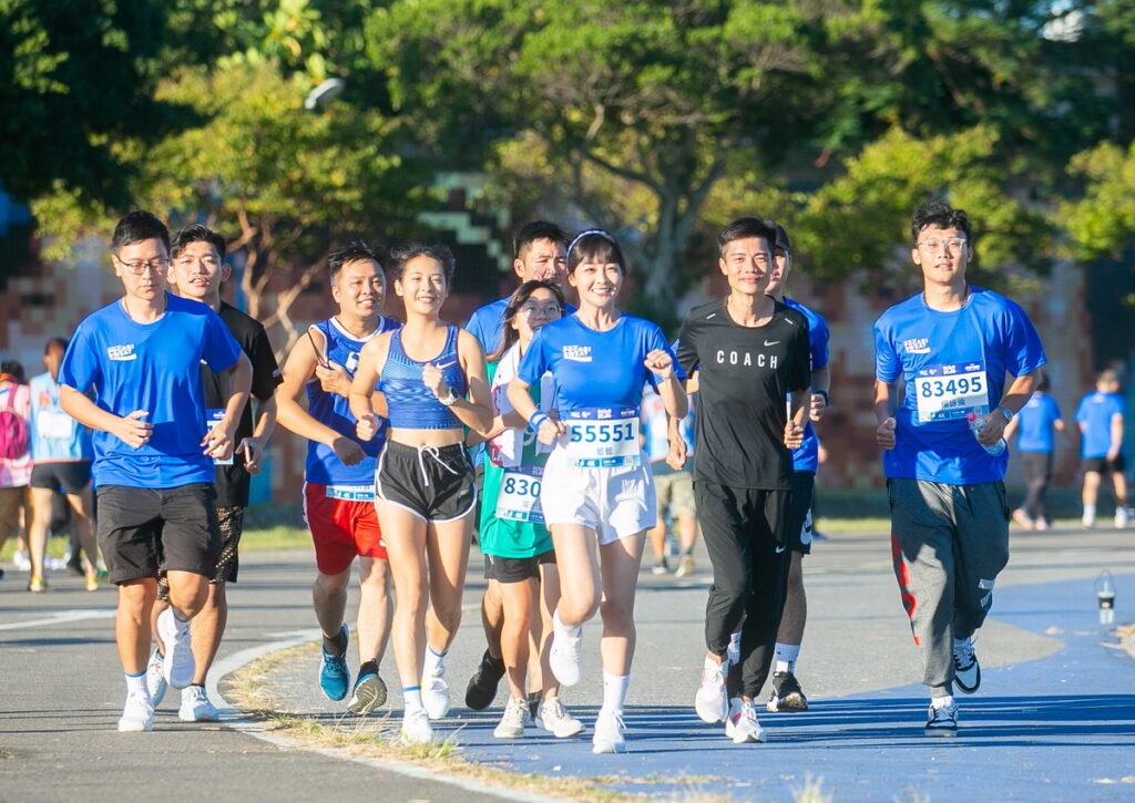 籃籃擔任第五屆路跑大使親自挑戰4K組別,搭配經典寶礦力藍的活力穿搭,沿路與參賽者互相加油打氣,現場展現汗水與活力