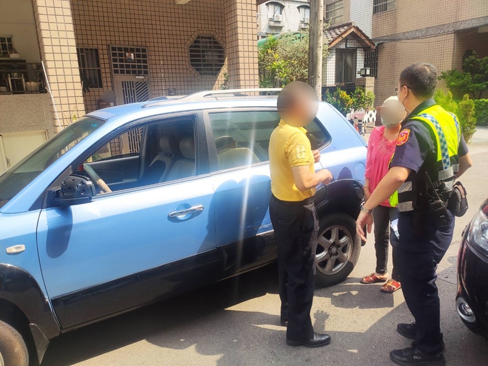 ▲圖說：員警協助婦人在巷弄中尋獲愛車，車上竟還坐著一名男子               （圖／台中市政府提供）