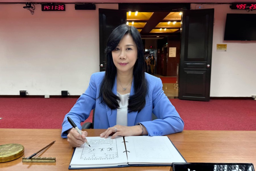 桃四選區短兵相接!范綱祥控花錢買學歷 萬美玲秀外館證明回擊 206 萬美玲資料照