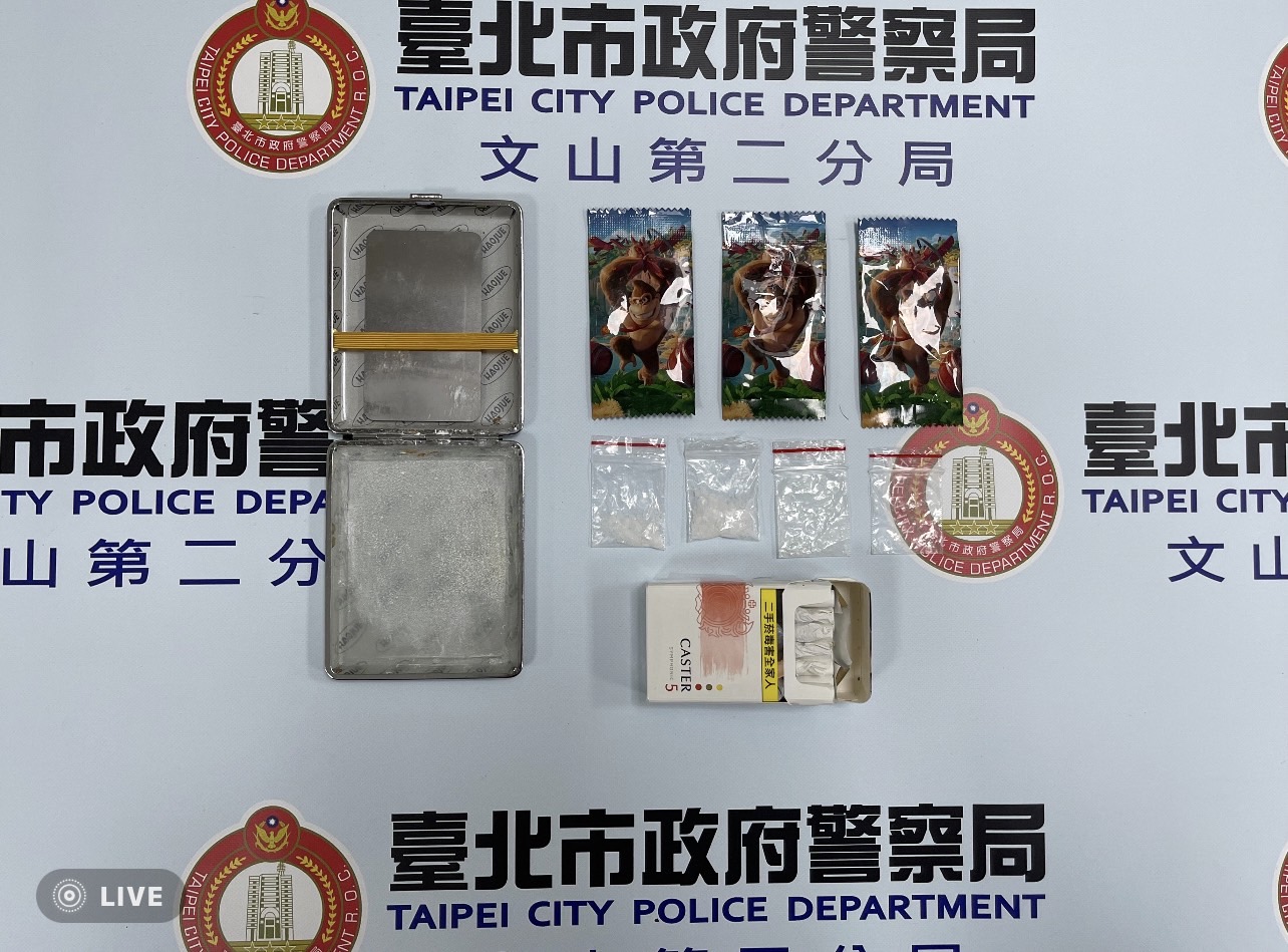 劉女在公開網路群組中宣稱有咖啡包出售，警方獲報後將其逮捕，當場查扣愷他命2包及摻有第三級毒品卡西酮之毒品咖啡包3包、摻有第三級毒品愷他命捲煙1包、殘渣袋2包、K盤1組等物。（記者黃荷琇 翻攝）