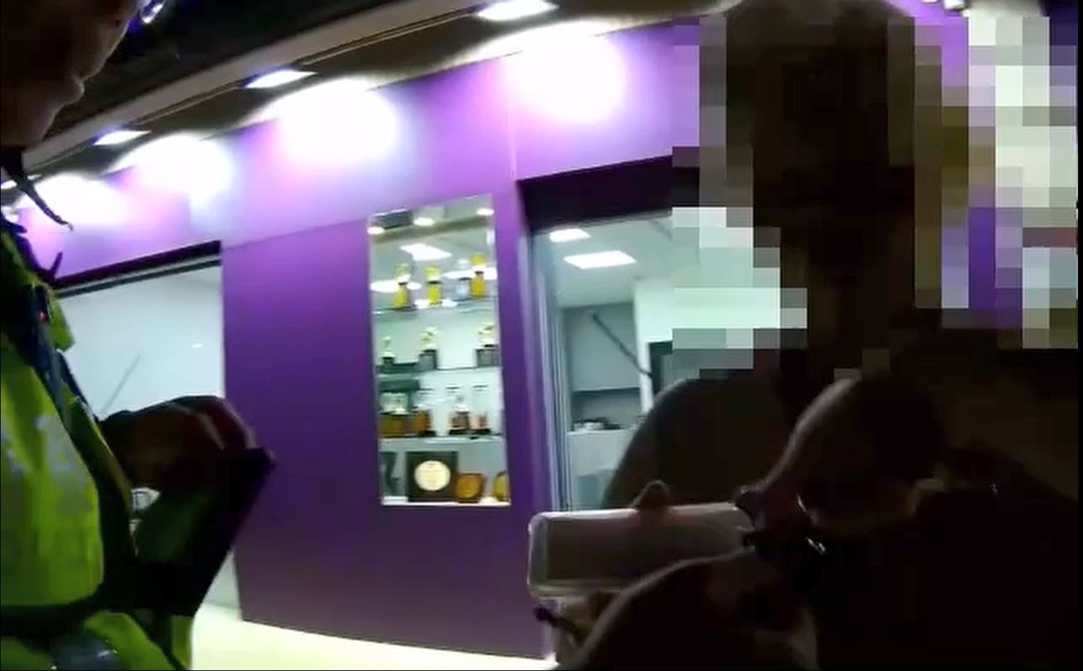 員警耐心詢問不知回家路的祖孫，並通報巡邏車將2人護送回家。（記者 張艷君翻攝）