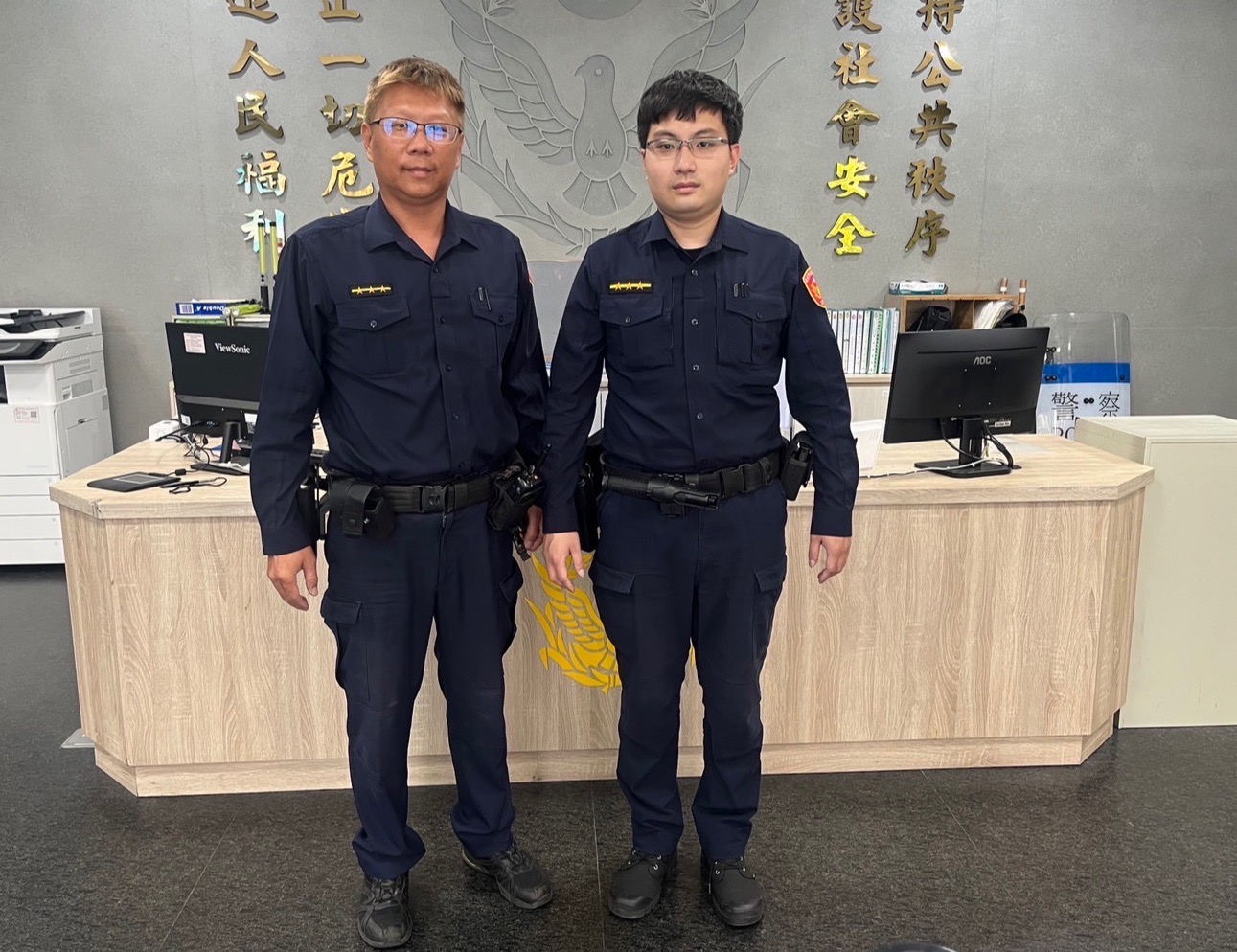 社子派出所警員陳立凱、陳宏洲積極協助民眾尋找失智老人安全返家。(記者張艷君翻攝)