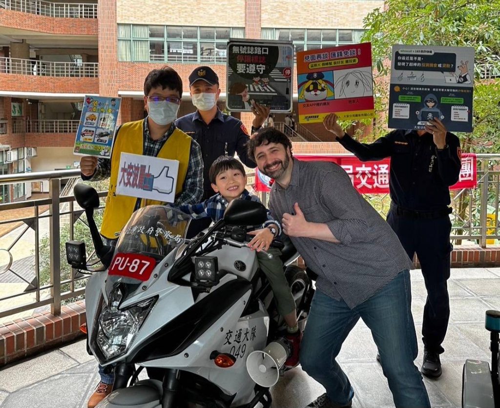 交安宣導大型警用重機成矚目焦點。（記者林金聖翻攝）