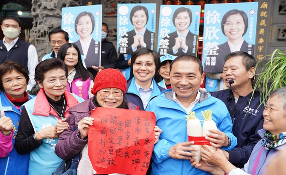 侯友宜與徐欣瑩湖口市場掃街拜票人氣旺 侯友宜講客語讚徐欣瑩「凍煞猛」有國際觀