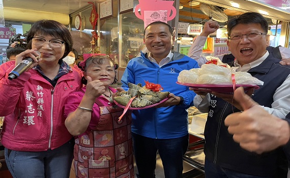 侯友宜與林思銘竹北市場掃街拜票 凍蒜聲不絕於耳