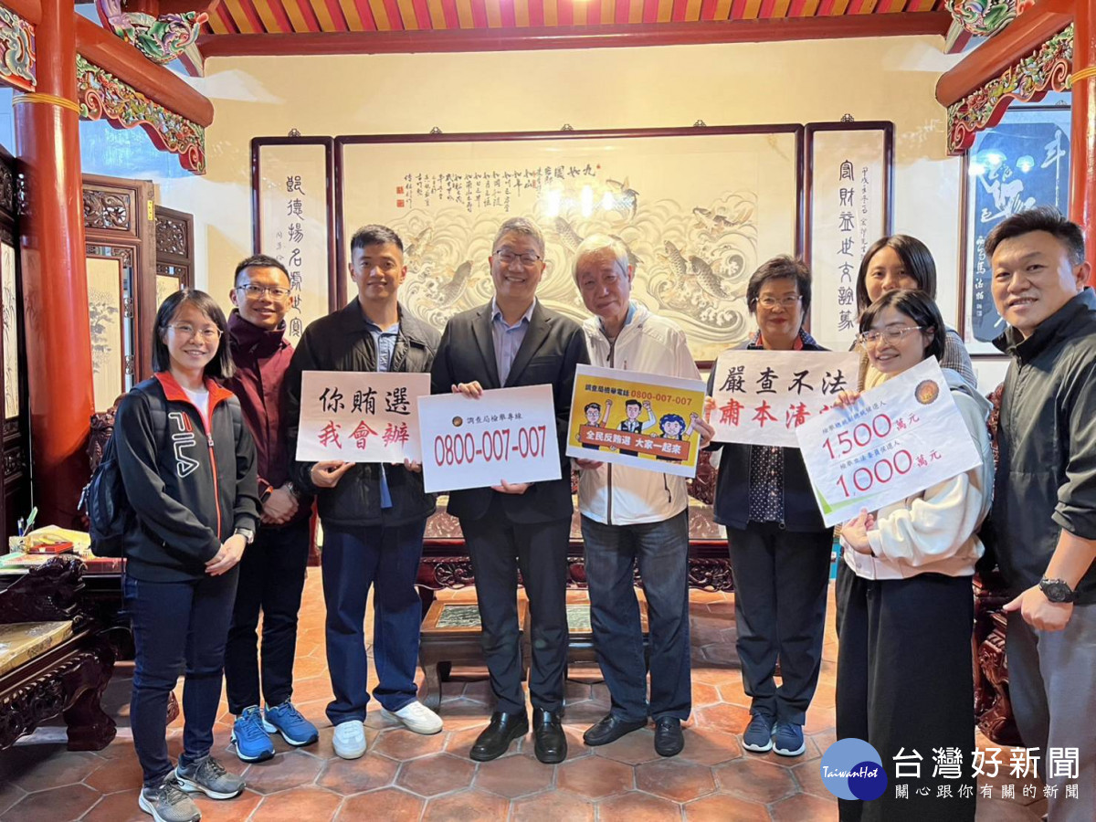 新竹市調查站主任張冠華率同仁至都城隍廟進行反賄選宣導。