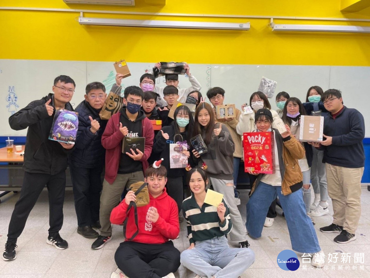中原大學醫工系副教授王明誠(圖左2)和學生感情融洽,親如家人。