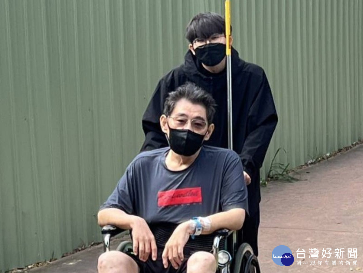 在學生細心照料下,王明誠逐漸恢復健康。