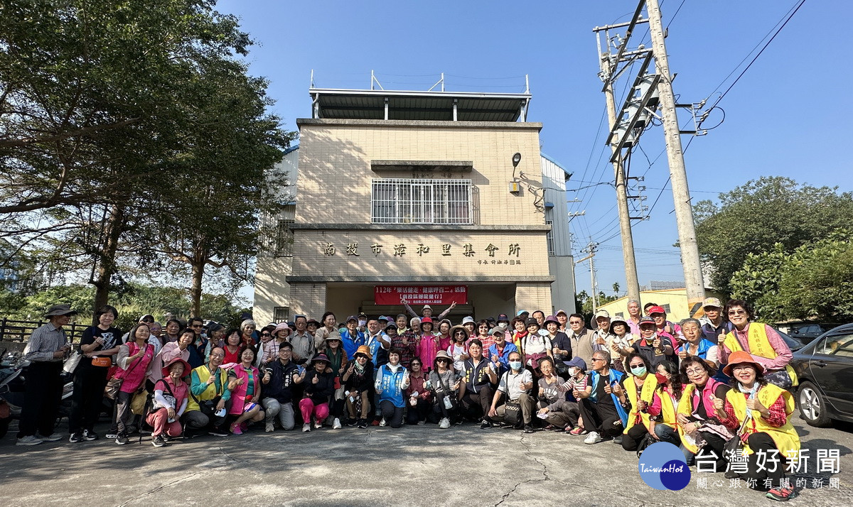 公教退休人員協會辦理秋季樂活健行。（記者扶小萍攝）