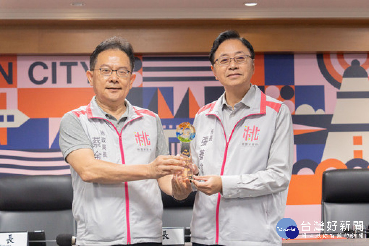地政局呈獻榮獲內政部地政業務督導考核及第40屆全國地政盃績優獎座。