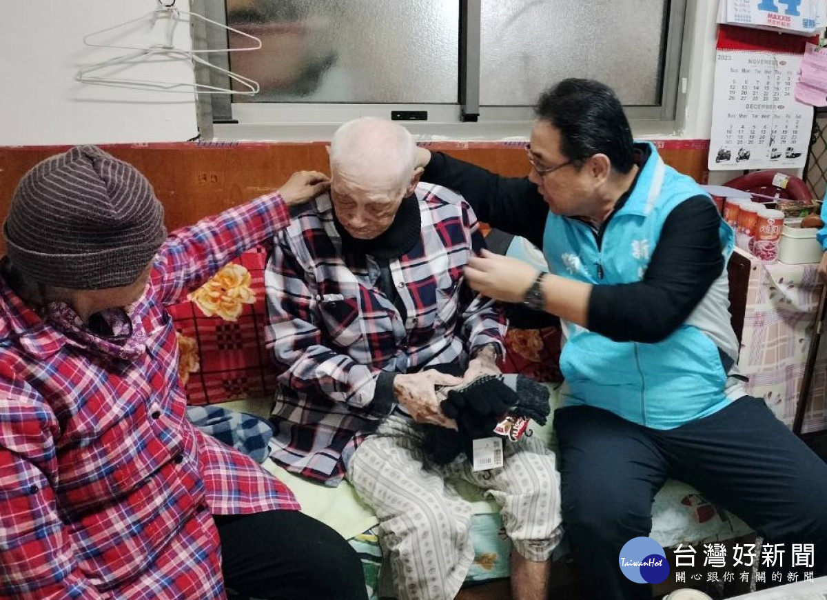 鞠宗顯處長(右)為朱爺爺戴上保暖脖圍，並關心其健康狀況。
