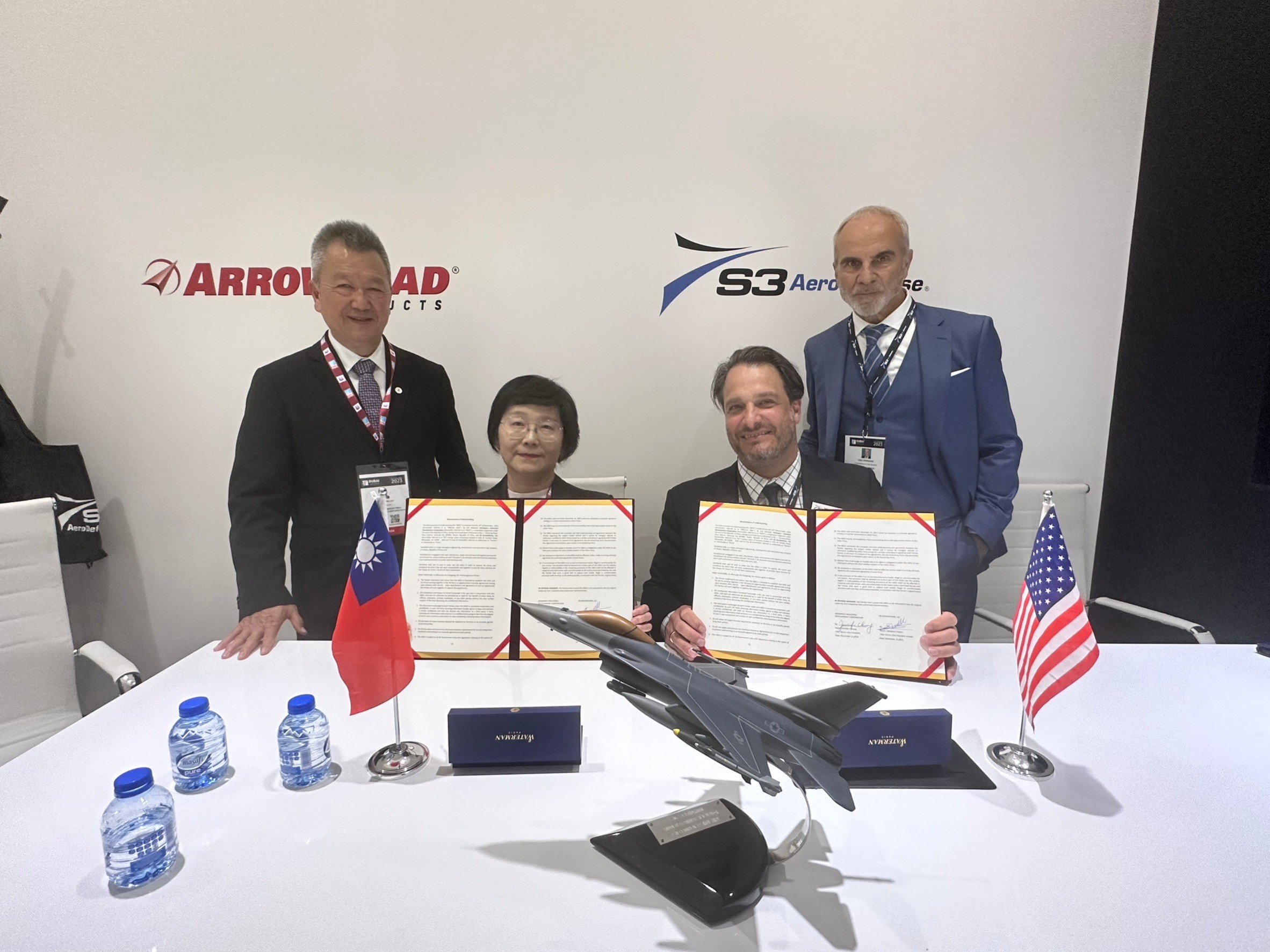 漢翔公司莊秀美副總經理(左二)與美國S3 AeroDefense銷售部門副總裁Sebastien Imbert(右二)代表雙方簽約,並由兩方董事長胡開宏(左一)與Eric Dermond(右一)親自見證。漢翔提供