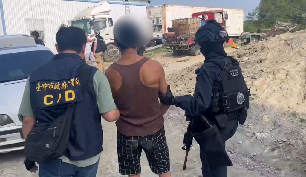 ▲圖說:中市警專案小組全副武裝破門掃蕩擁槍自重的毒品嫌犯 (圖/台中市政府提供)