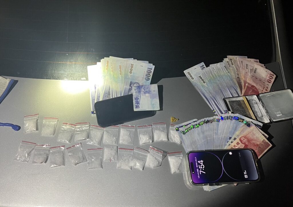 ▲圖說:中市刑大破獲竹聯幫販毒集團,查扣現鈔、毒品愷他命、卡西酮及K盤等物證 (圖/台中市政府提供)