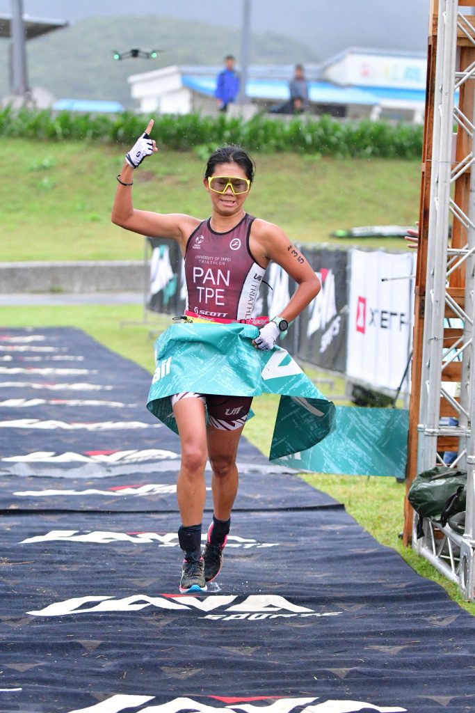 《2023 LAVA Xtrail Sprint 菁英直播賽》女子組冠軍 潘昱婷。圖片來源:LAVA Sports 台灣鐵人三項公司