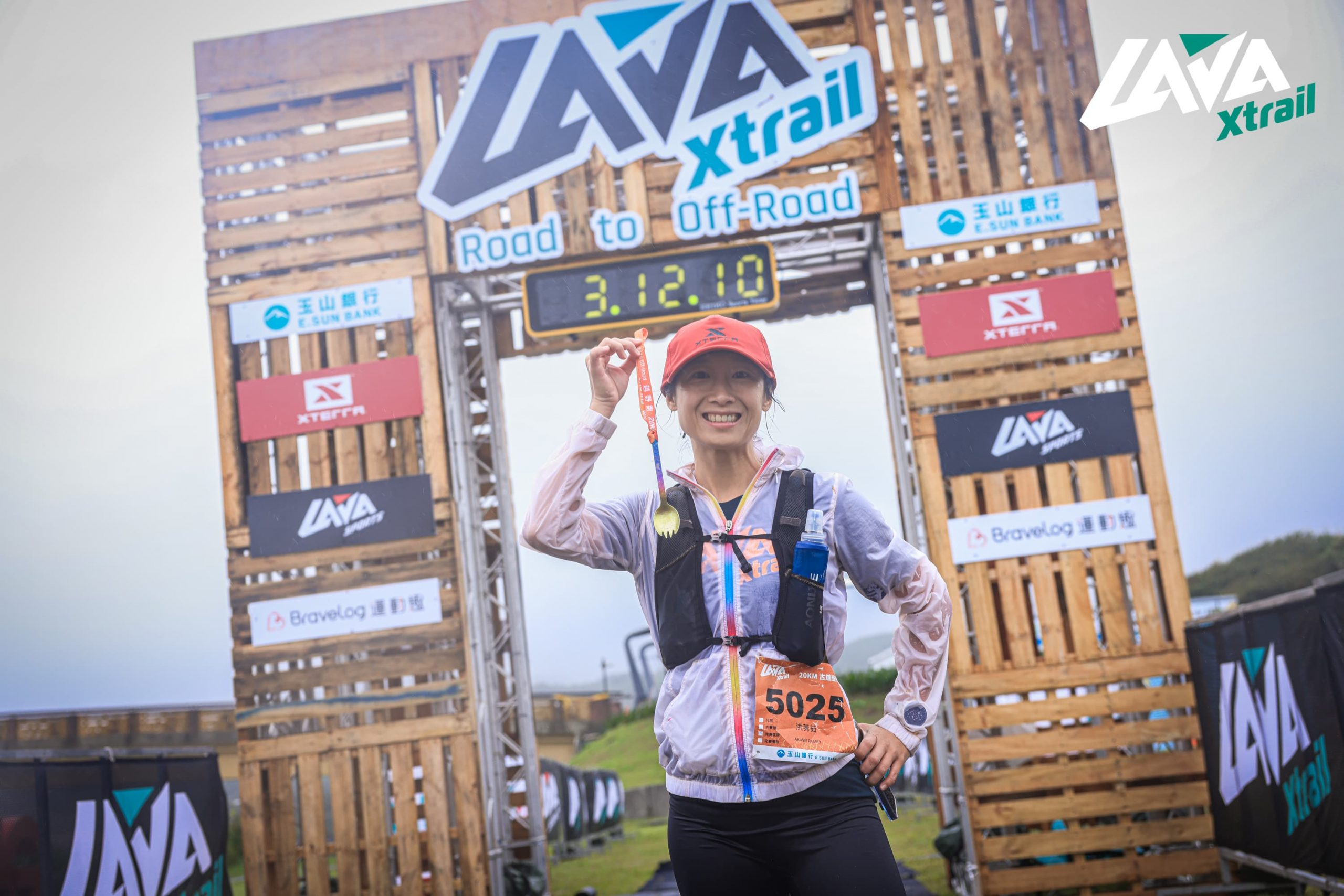 2023 LAVA Xtrail 福隆站使用鈦合金製作兩用叉勺當作獎牌,兼具創新、環保與實用性。圖片來源:LAVA Sports 台灣鐵人三項公司