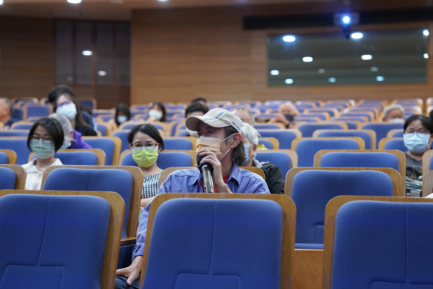 罹患乾癬多年的68歲病友陳先生,曾藉酒澆愁,直到給予生物製劑的治療後才見好轉,喜歡運動的他,現在已可以到公共泳池自在游泳了。