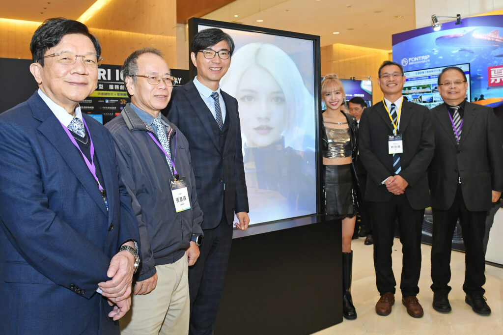 「AI虛擬偶像」採用一站生成式3D模型建置技術,僅需5分鐘快速建模。圖左起,工研院董事長李世光、行政院政務委員張景森、經濟部產業技術司司長邱求慧、藝人雨璇、工研院服科中心組長林宏墩、工研院服科中心執行長鄭仁傑。