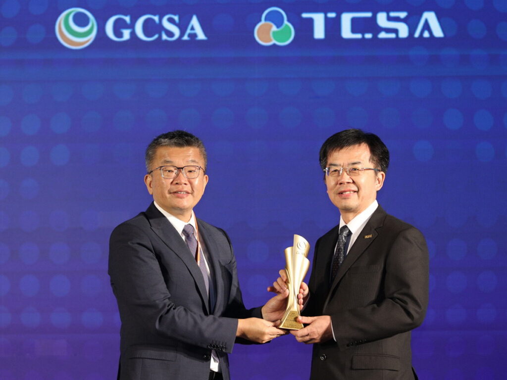 中鼎總經理李銘賢(右)代表接受立法院副院長蔡其昌頒獎