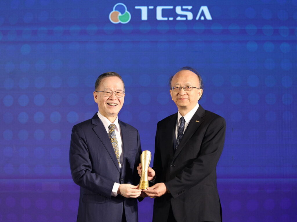 新鼎董事長吳國安(右)代表接受台灣永續能源研究基金會董事長簡又新頒獎