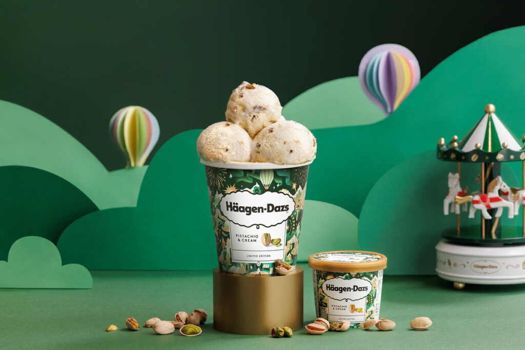 Häagen-Dazs開心果冰淇淋，香醇冰淇淋佐以柔滑開心果醬，伴隨香脆開心果和杏仁碎粒的灑落，層次豐富美味