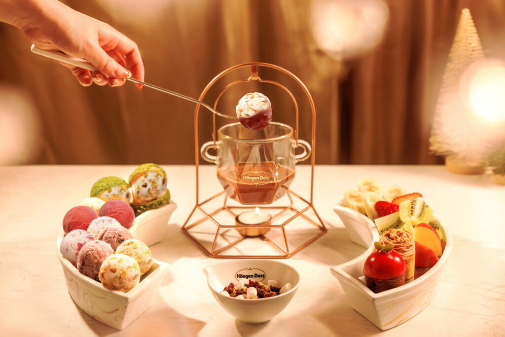 Häagen-Dazs內用冰淇淋火鍋，今年以六種不同口味冰淇淋現身，多重口味選擇，冰淇淋的濃密口感，裹上溫熱香醇的可可醬，達到味蕾的極致享受