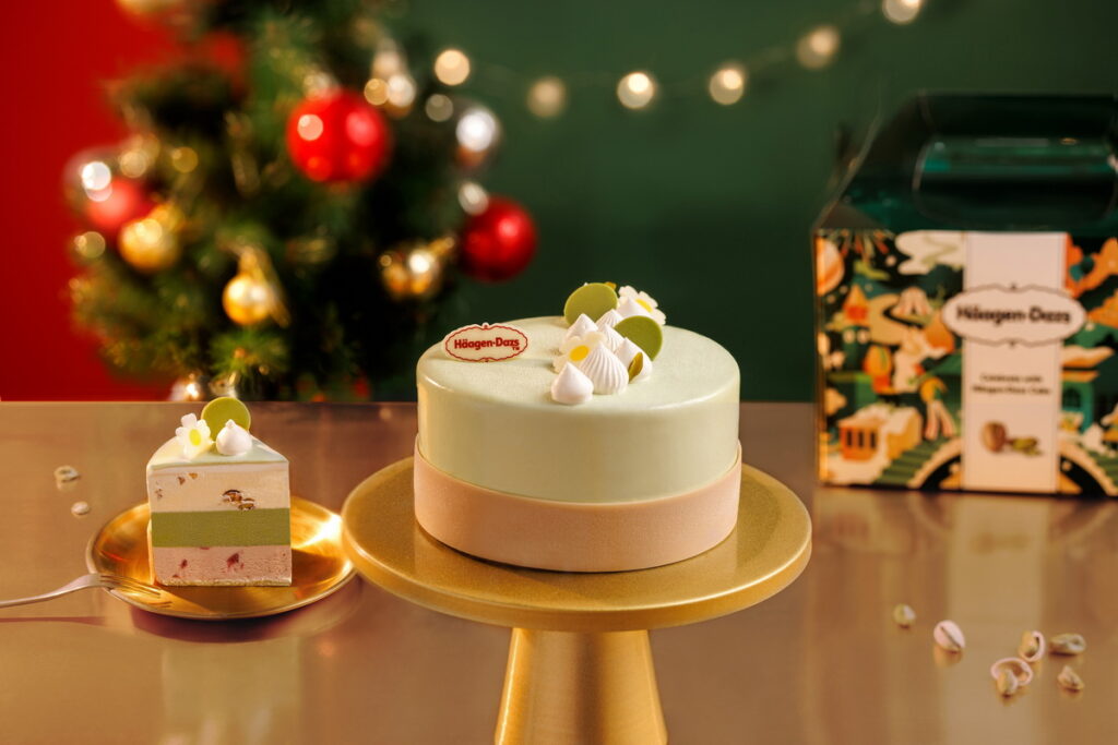Häagen-Dazs「開心綠意」冰淇淋蛋糕，融合開心果、草莓、抹茶三種口味冰淇淋，堅果香氣與清新抹茶搭配甜蜜草莓，一口享受多重滋味