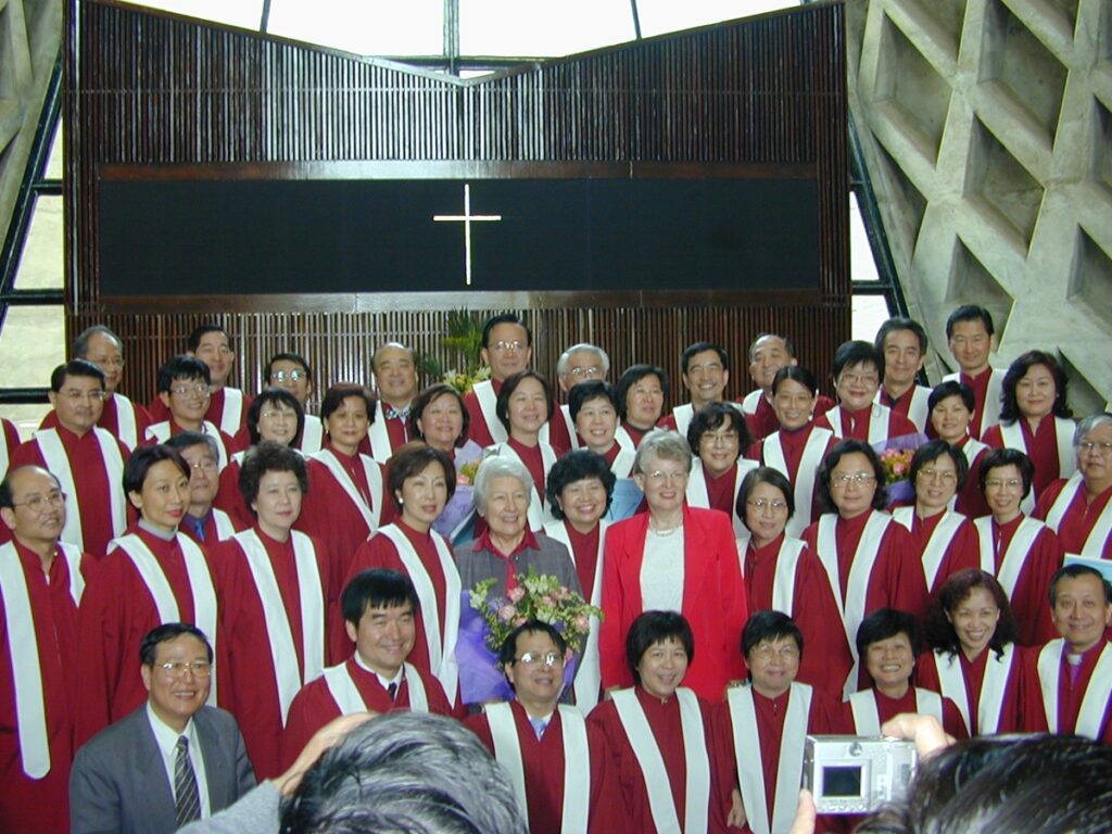 美籍教師Mrs._Rice(第二排左起第五位)於2004年與聖樂團老團員在東海路思義教堂的團聚舊照。(東海大學提供)