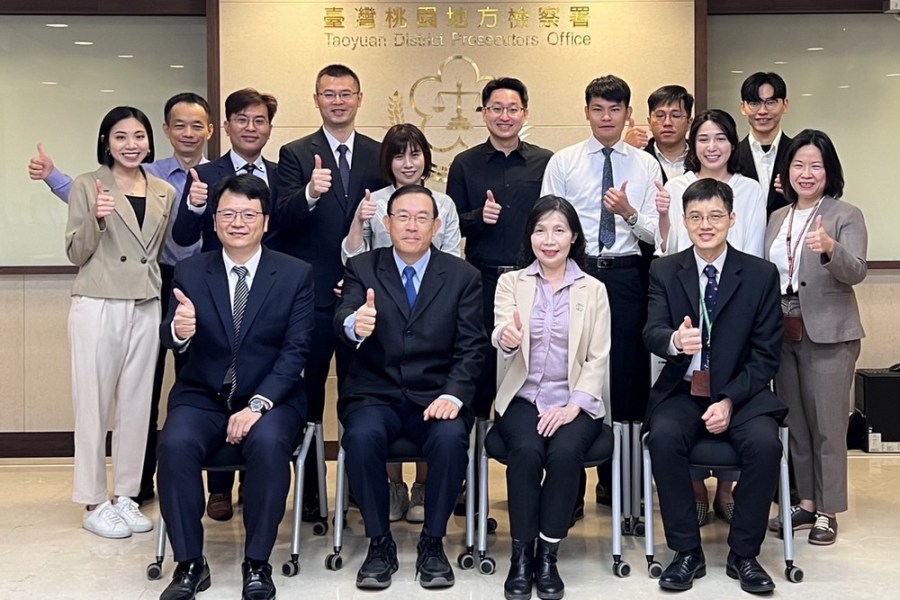 首件選舉賭盤案聲請羈押獲准 邢泰釗親赴桃檢嘉勉 190 首件選舉賭盤案聲請羈押獲准 邢泰釗親赴桃檢嘉勉 189