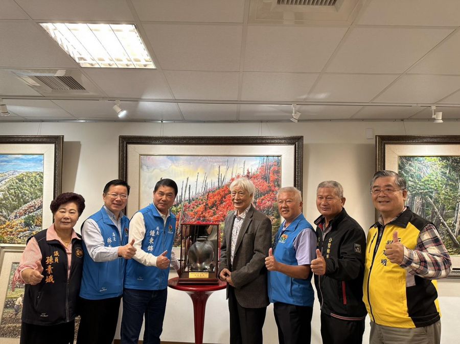 張秋臺榮獲客家終身貢獻獎 鍾東錦前往祝賀