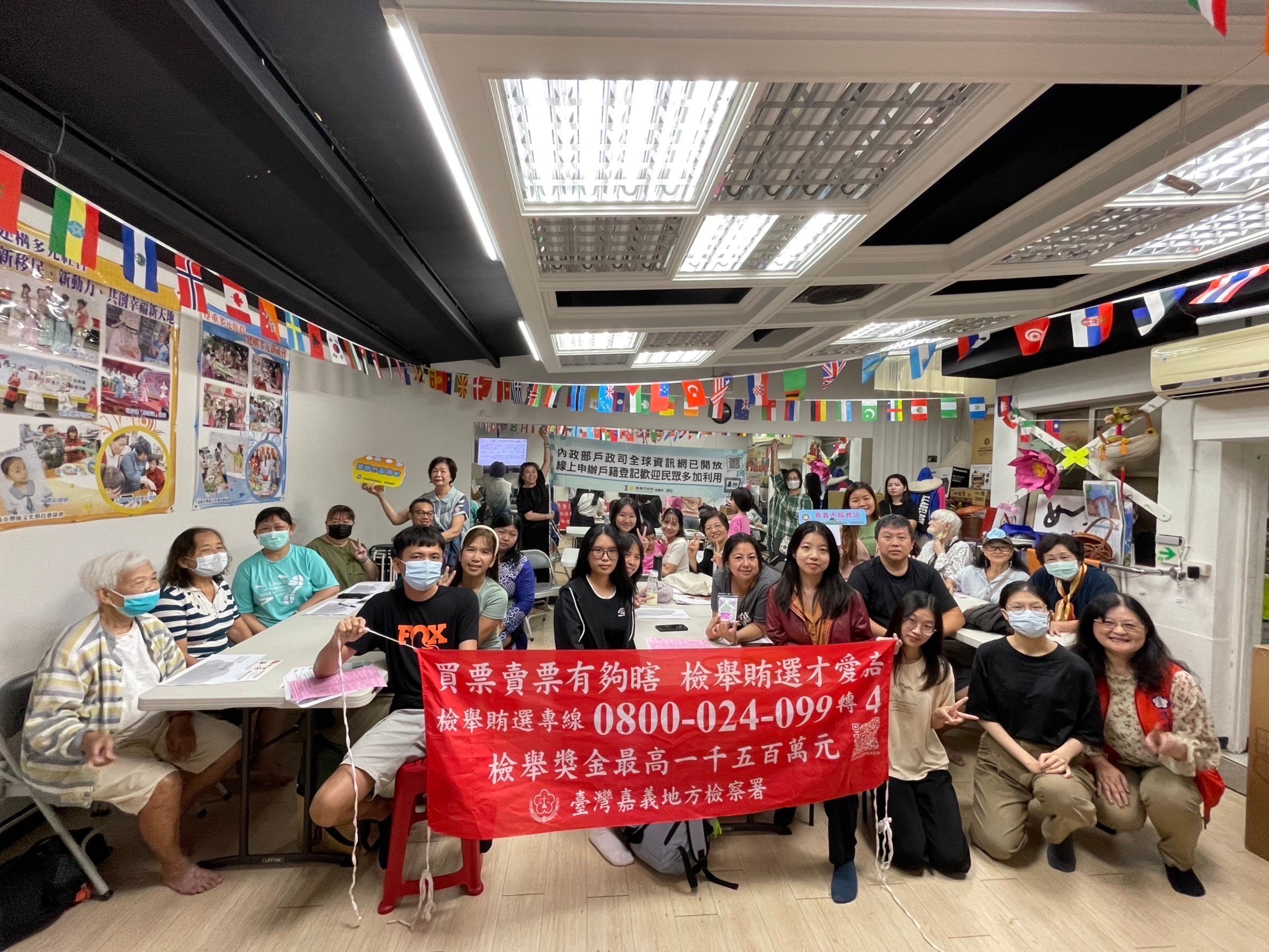 參與民眾一起合照。（圖/移民署嘉義市服務站提供）